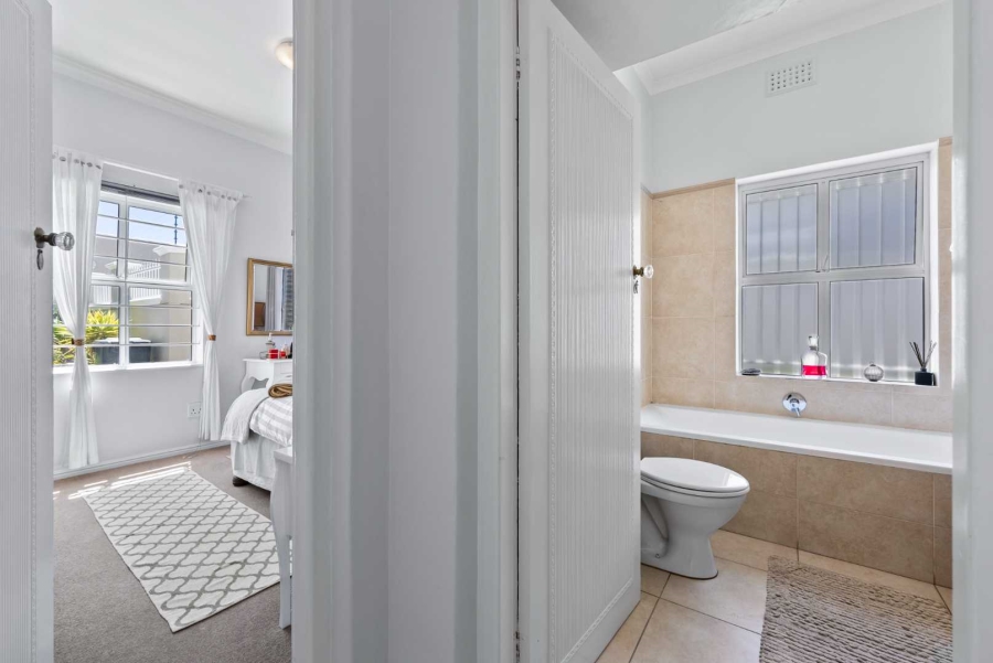 5 Bedroom Property for Sale in Green Point Western Cape